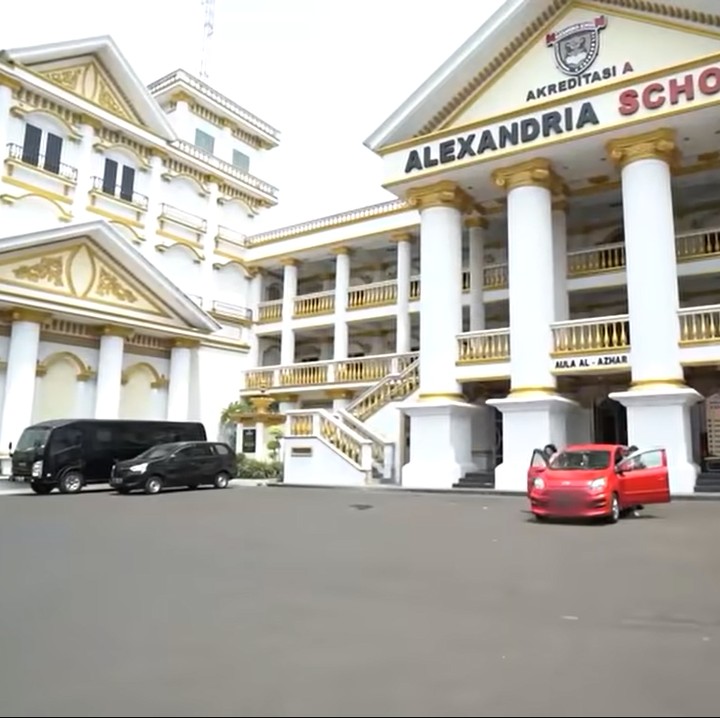 <p>Sekolah Islam yang berdiri di Bekasi ini bernama Alexandria Islamic School, Bunda. (Foto: YouTube: TRANS7 OFFICIAL)</p>