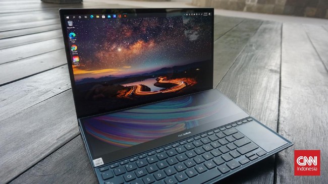Hasil review Asus ZenBook Pro Duo 15 dengan layar OLED menawan pada layar utama dan ScreenPad Plus untuk layar kedua.
