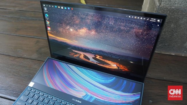 Hasil review Asus ZenBook Pro Duo 15 dengan layar OLED menawan pada layar utama dan ScreenPad Plus untuk layar kedua.
