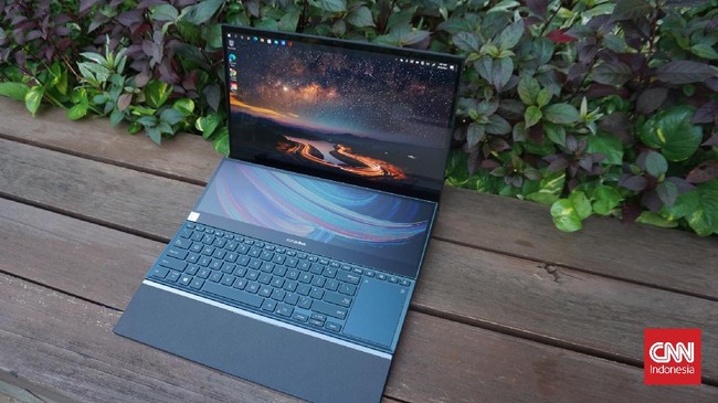 Hasil review Asus ZenBook Pro Duo 15 dengan layar OLED menawan pada layar utama dan ScreenPad Plus untuk layar kedua.
