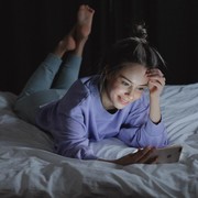 Terlalu Banyak Lihat Layar Gadget Akibat di Rumah Aja? Waspada Kulit Kusam!