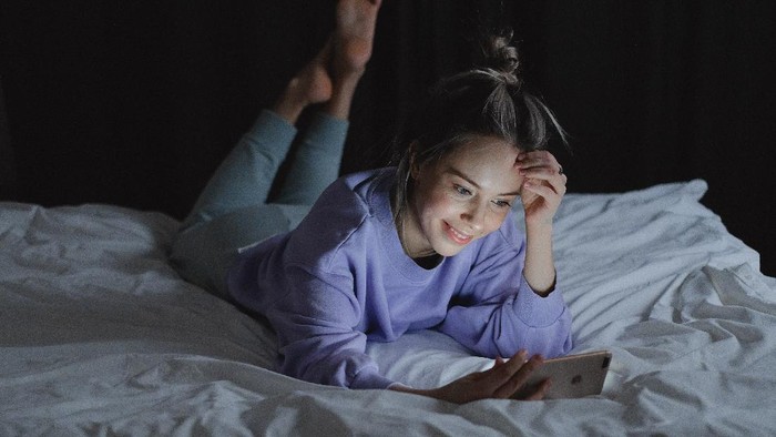 Terlalu Banyak Lihat Layar Gadget Akibat di Rumah Aja? Waspada Kulit Kusam!