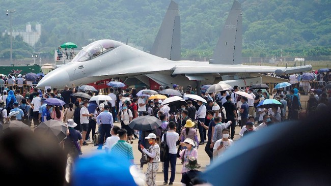 Jet tempur J-16D China punya kemampuan mengacak perangkat elektronik dan diklaim mampu bersaing dengan Boeing F-18 Growler AS.