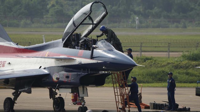Menteri Pertahanan Australia Richard Marles mengatakan militer negara itu menyelidiki laporan mantan pilot mereka melatih personel angkatan udara China.