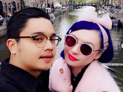 Bergaya Vintage, Claudia Adinda Istri Derby Romero Sering Dipanggil 'Tante'