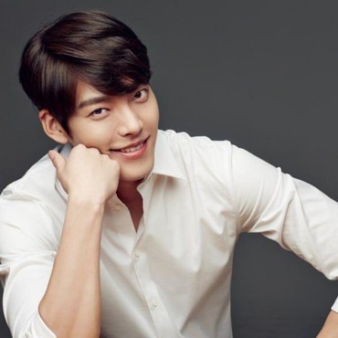 Dapat Pesan Nyasar, Kim Woo Bin Kasih Respons Tak Terduga