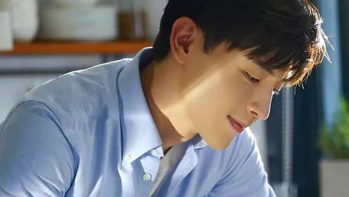 Deng Lun dan Dilrabat bertemu dalam drama berjudul 'Sweet Dreams'. Wajahnya yang tampan tidak kalah jika dibandingkan dengan aktor terkenal dari Korea. Kamu juga mungkin berpikir bahwa Deng Lun sangat tampan, bukan? /Foto: instagram.com/@allendeng92