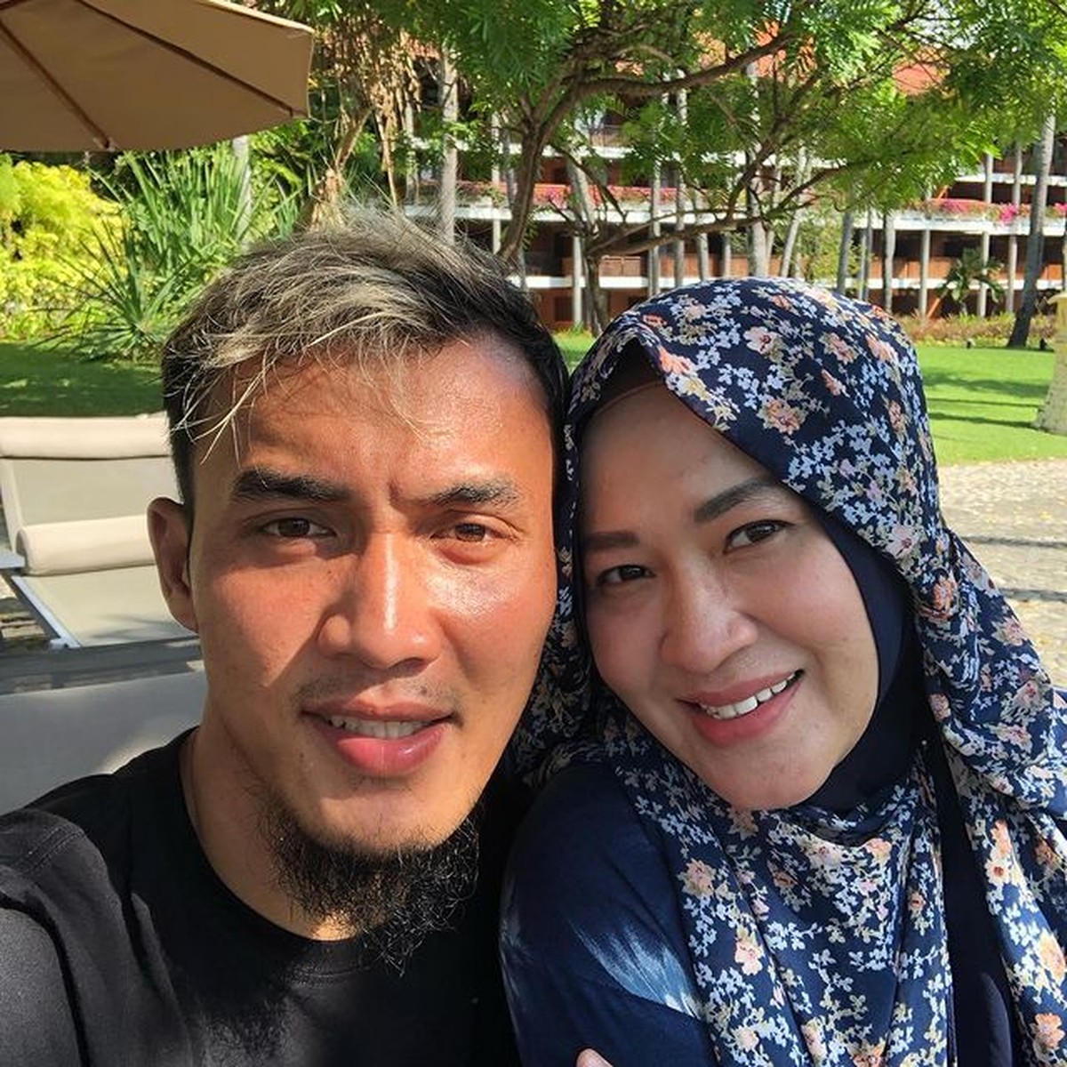 Beberapa pasangan artis memilih nikah siri sebelum nikah secara resmi negara&period; Yuk kita intip siapa saja&excl;