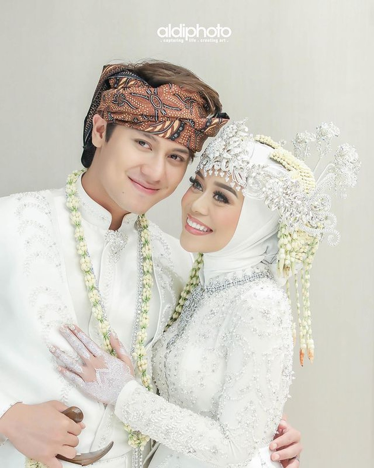 Beberapa pasangan artis memilih nikah siri sebelum nikah secara resmi negara&period; Yuk kita intip siapa saja&excl;