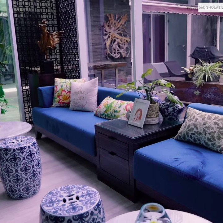 <p>Terakhir yakni rumah penyanyi Rossa, Bunda. Huniannya bergaya modern, mulai dari eksterior hingga interiornya. Selain itu, juga dilengkapi kolam renang dan vertical garden yang ditumbuhi tanaman rambat, membuat suasana makin sejuk untuk bersantai. (Foto: Youtube Boy William)</p>