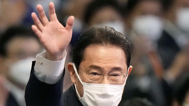 Perdana Menteri Jepang Fumio Kishida tertular virus corona (Covid-19) usai menjalani liburan panjang. Jepang sedang mengalami lonjakan kasus Covid.