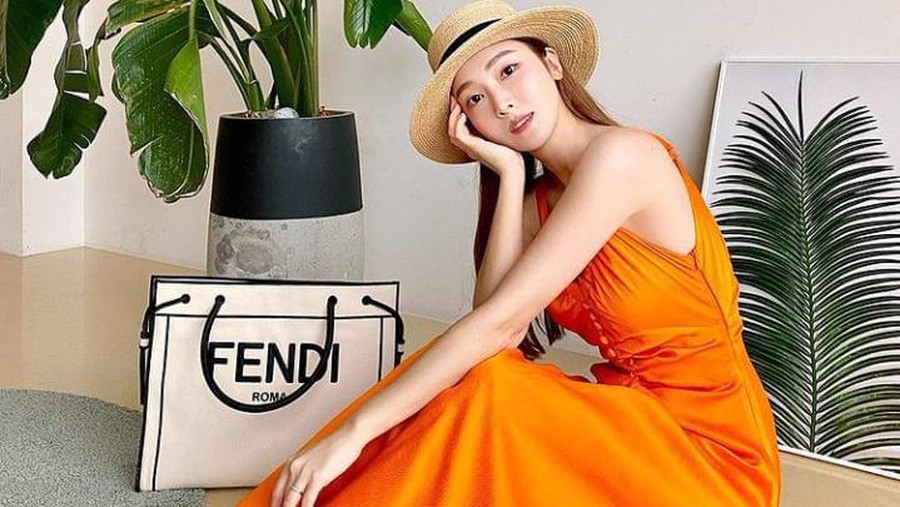 10 Pose Cantik Jessica Jung Saat Makan di Resto hingga Ngopi di Tengah Pulau