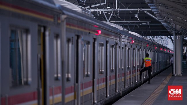 Pengguna KRL turun 17 persen menjadi 126.725 orang hingga pukul 08.00 WIB, Senin (31/1) pagi.