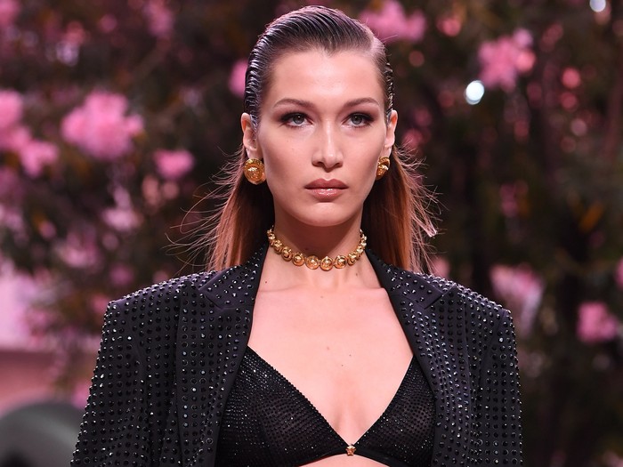 Lahir pada 9 Oktober 1996, supermodel Bella Hadid menjadi artis berzodiak Libra termuda di daftar ini. Kendati begitu, prestasinya di dunia modeling nggak bisa diremahkan. Ia pernah dinobatkan sebagai perempuan tercantik di dunia secara Rasio Emas Beauty Phi. Beragam penghargaan di dunia modeling juga berhasil ia sabet. (Foto: Allure.com)