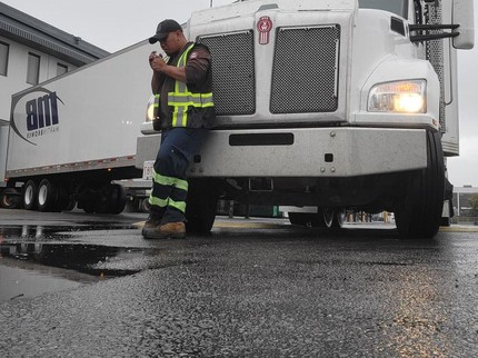 Pria Bali Jadi Sopir Truk di Kanada Bergaji Rp1,3 M, Rintis Karier Dibantu Istri