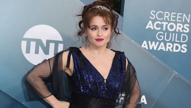 Helena Bonham Carter dipastikan akan membintangi sekuel Enola Holmes 2 sebagai ibu dari Holmes bersaudara.