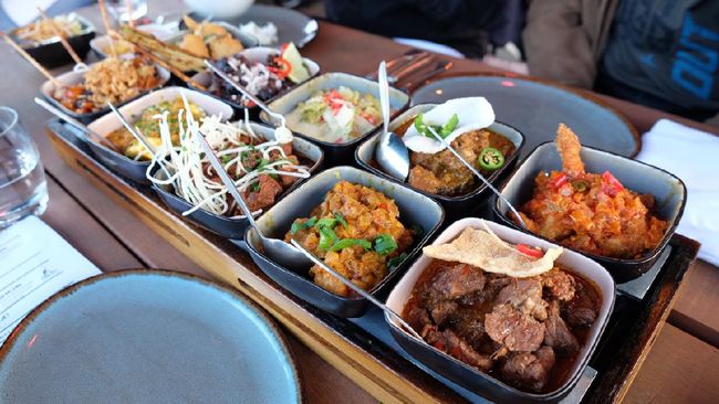 Rijsttafel Indonesia, cara menyajikan hidangan ala orang Indonesia, kini justru masuk dalam daftar Warisan Tak Benda Belanda.