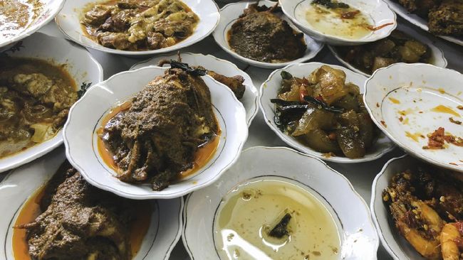 Sergio Pemilik Nasi Padang Babi diperiksa, Resto Sudah Tak Beroprasi 1 Sejauh ini, pemilik usaha makanan padang yang menjual daging babi sudah dibawa ke kantor Polsek Kepala Gading untuk diperiksa.