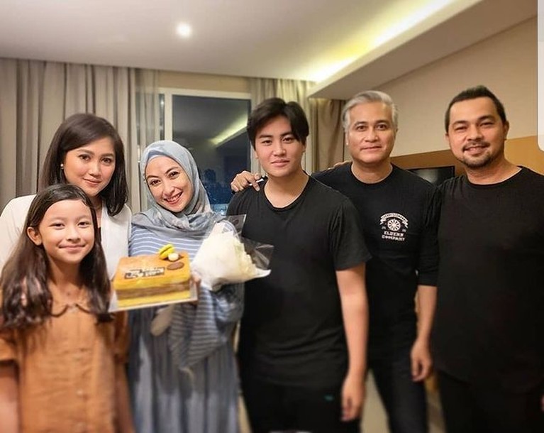 Intip Momen Akur Annisa Trihapsari dengan Mantan dan Suami yang Tuai Pujian Annisa Trihapsari pamer momen akrab bareng Adjie Pangestu sang mantan dan suaminya Sultan Djorghi. Yuk intip!