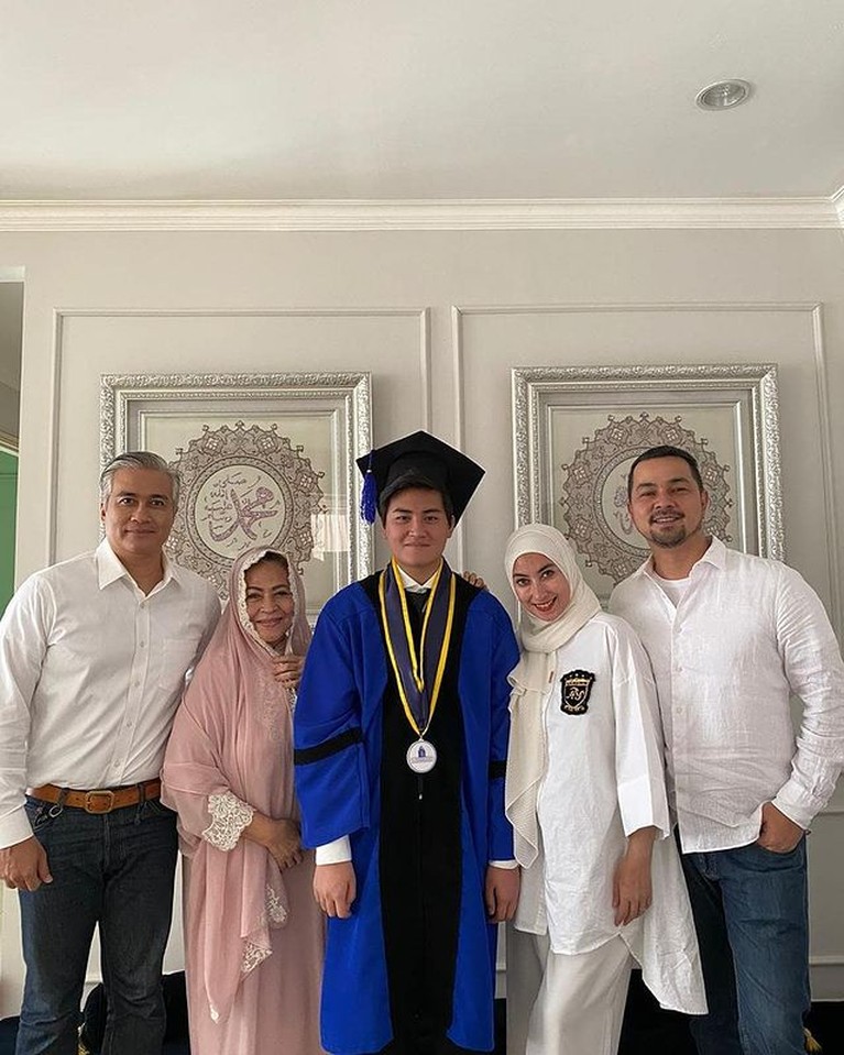 Intip Momen Akur Annisa Trihapsari dengan Mantan dan Suami yang Tuai Pujian Annisa Trihapsari pamer momen akrab bareng Adjie Pangestu sang mantan dan suaminya Sultan Djorghi. Yuk intip!