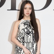 Simak Tampilan Stylish Jisoo BLACKPINK Saat Menonton Fashion Show Dior Bersama Para Selebriti Hollywood