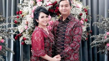 img-title Gelar Resepsi Pernikahan, Joy Tobing dan Suami Jalani Tradisi Pedang Pora