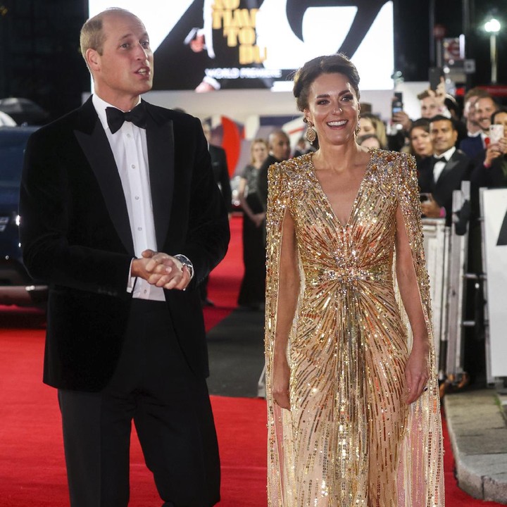 <p>Di karpet merah, Pangeran William dan Kate Middleton tampak elegan, Bunda. William dengan setelan jas hitam, sementara Kate mengenakan gaun berwarna emas. (Foto: AP/Photo)</p>