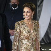 5 Gaya Bangsawan Saat Kenakan Busana Warna Gold, Jadi Lebih Glamor