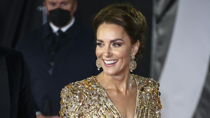 5 Gaya Bangsawan Saat Kenakan Busana Warna Gold, Jadi Lebih Glamor