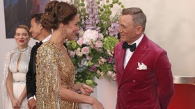 Pesona Gaun Emas Kate Middleton, Bikin James Bond Kepincut
