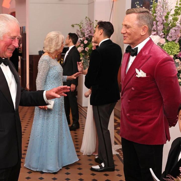 <p>Dalam unggahan yang dibagikan, Pangeran Charles terlihat menghampiri satu per satu para bintang pemeran film <em>James Bond: No Time To Die</em>. Di foto ini, Charles terlihat akrab dengan Daniel Craig, pemeran James Bond. (Foto: Instagram @clarencehouse)</p>