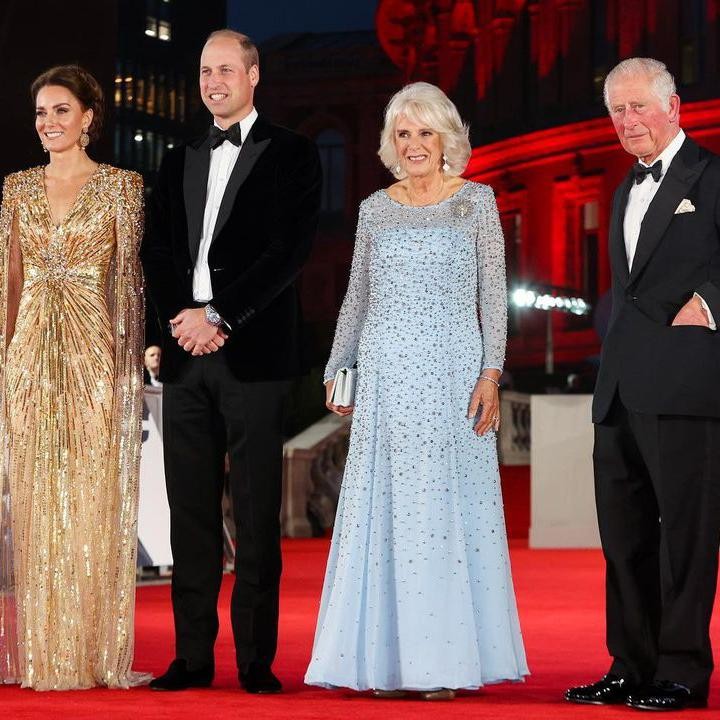 <p>Dalam pemutaran perdana film terbaru James Bond, terlihat Pangeran Charles bersama Camilla, serta Pangeran William dan Kate Middleton kompak hadir di sana. (Foto: Instagram @clarencehouse)</p>