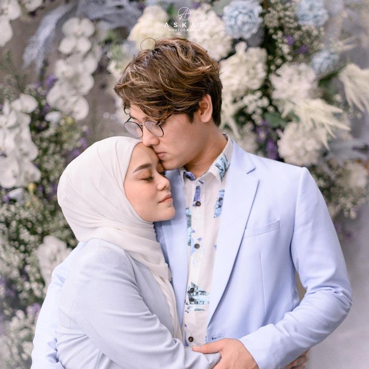 <p>Belum lama ini, Rizky Billar dan Lesti Kejora melakukan sesi foto bersama. Keduanya kompak mengenakan pakaian biru muda dan putih. (Foto: Instagram)</p>
