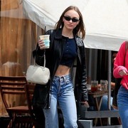 Ide Tampil Santai Namun Tetap Stylish ala Gaya Street Style Lily Rose Depp