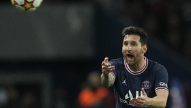 Meme Lucu Messi Tiduran Jadi Pagar Hidup di Liga Champions