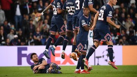 FOTO: Aksi Messi Tiduran di PSG vs Man City
