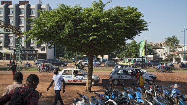 Terduga jihadis membunuh lima orang di pos pemeriksaan di Mali selatan pada Kamis (6/4).