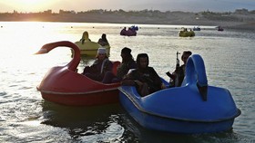 FOTO: Melihat Milisi Taliban Girang Main Perahu Bebek