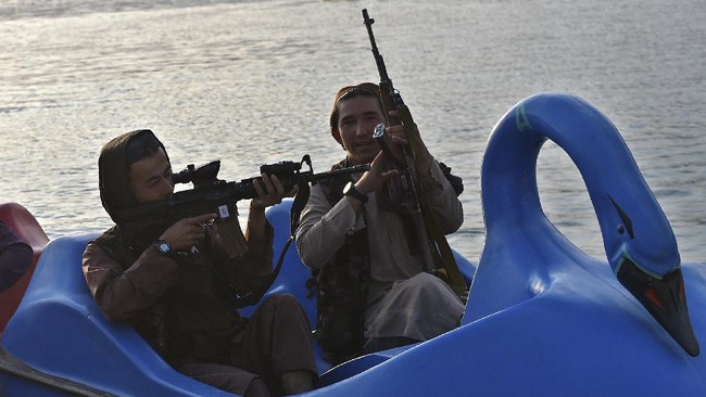 Taliban melarang anggotanya membawa senjata ke taman bermain. Larangan ini dianggap sebagai cara Taliban untuk memperbaiki citra di mata dunia.