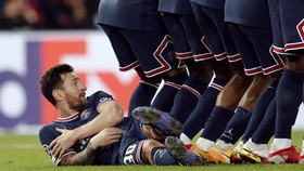 Momen Aneh Messi Tiduran Saat Jadi Pagar Hidup