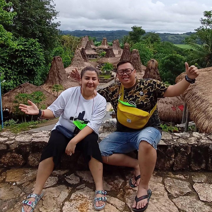 <p>Menikah dengan pendeta, Reza Bukan begitu bersyukur. Ia memuji istrinya sebagai sosok yang cerdas dan sebagai penopang hidupnya. (Foto: Instagram @rezabukan)</p>