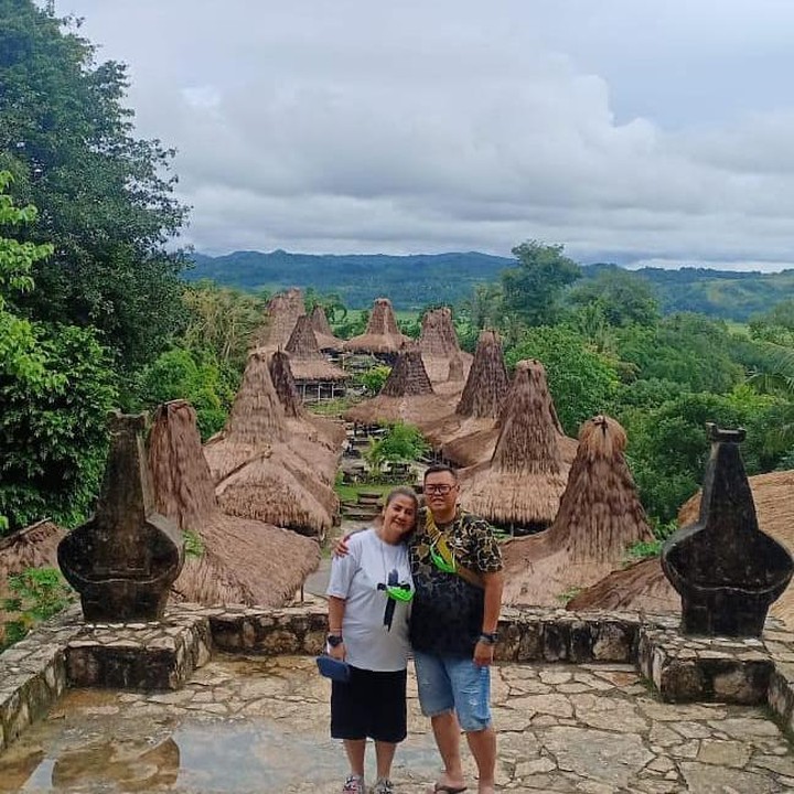 <p>Reza Bukan dan Serevina pun kompak menjalankan misi keagamaan di pelosok Indonesia. (Foto: Instagram @rezabukan)</p>