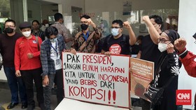 Geming Jokowi di Hari Pemecatan 57 Pegawai KPK