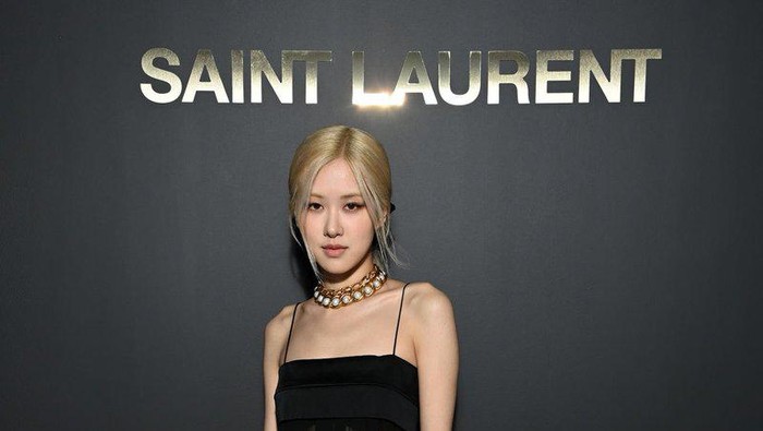 Gaya Rose BLACKPINK di Paris Fashion Week Bersama Bintang Dunia Lainnya