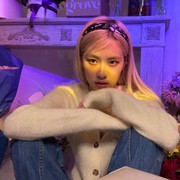 Gaya Rose BLACKPINK Mengenakan High Waist Jeans yang Nyaman untuk OOTD Sehari-hari!