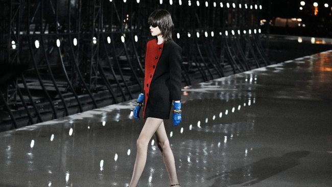 Anthony Vaccarello, desainer Saint Laurent membawa ide baru soal pakaian seksi dalam comebacknya ke Paris tahun ini.
