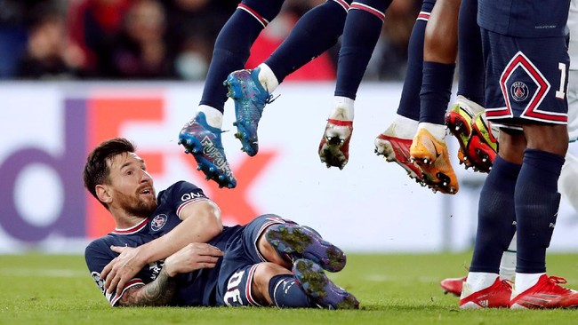 Legenda Manchester United Rio Ferdinand mengatakan Lionel Messi tidak seharusnya dibiarkan berbaring di lapangan pada laga PSG vs Man City.