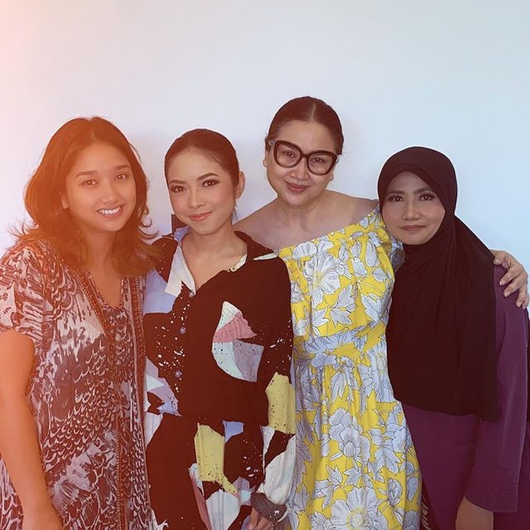 Tanda Terima Kasih, Ini Momen Titi DJ Dandani ART yang Akan Mantu Anak Pertama Asisten rumah tangga Titi DJ yang telah bekerja selama 36 tahun akan mantu anak pertama, Titi DJ pun mendadak menjadi MUA. Yuk intip!