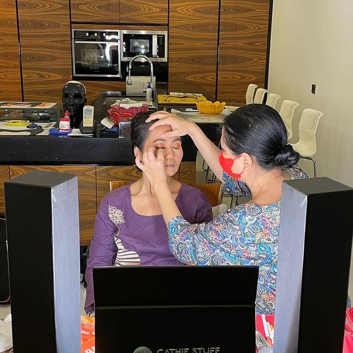 Asisten rumah tangga Titi DJ yang telah bekerja selama 36 tahun akan mantu anak pertama&comma; Titi DJ pun mendadak menjadi MUA&period; Yuk intip&excl;