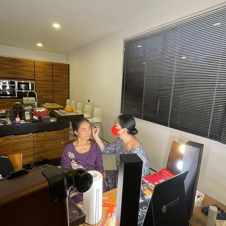 Asisten rumah tangga Titi DJ yang telah bekerja selama 36 tahun akan mantu anak pertama, Titi DJ pun mendadak menjadi MUA. Yuk intip!